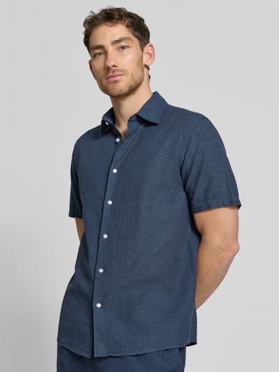 Männermodel trägt Regular Fit Freizeithemd aus Leinen-Baumwoll-Mix von MCNEAL in donkerblauw met knoopsluiting, kentkraag, korte mouwen, rechte snit, gladde structuur, Ganzkörperansicht von vorne.