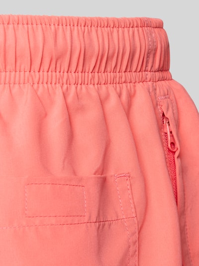 Produktfoto, Badehose mit Gesäßtasche und Logo-Stitching von MCNEAL in Koralle, Loose-Fit, elastischer Bund mit Kordelzug, Klettverschluss