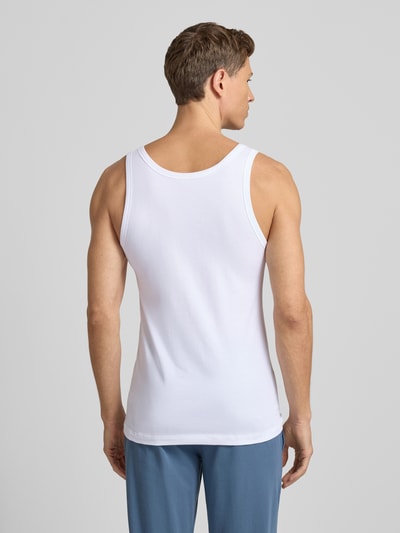 Männermodel trägt Tanktop mit Rundhalsausschnitt im 2er-Pack von SCHIESSER, Baumwoll-Elasthan-Mix, körpernahe Passform, Rückansicht.