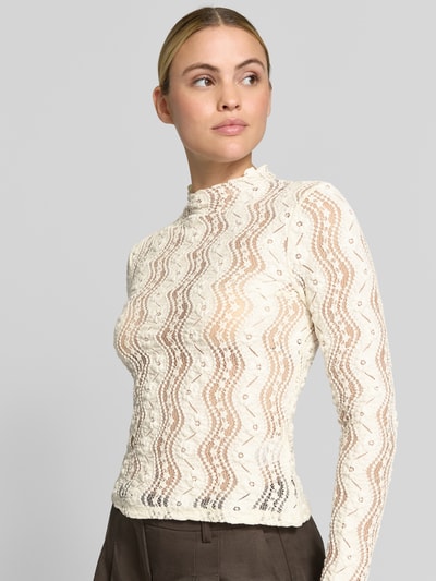 Frauenmodel trägt Slim Fit Longsleeve aus Baumwoll-Mix von Christian Berg Woman, florale Spitze, semitransparent, Stehkragen, Nahaufnahme Oberkörper.