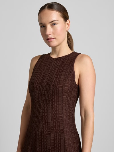 Frauenmodel trägt Tailliertes Cocktailkleid mit Strukturmuster von Jake*s Cocktail in Braun, feine Textur, Nahaufnahme Oberkörper.