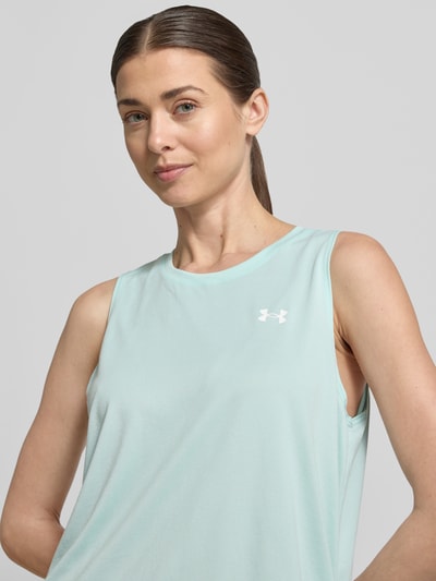 Frauenmodel trägt Tanktop mit Rundhalsausschnitt und Logo von Under Armour in Hellblau, Relaxed Fit, Logo vorn, Nahaufnahme Oberkörper.