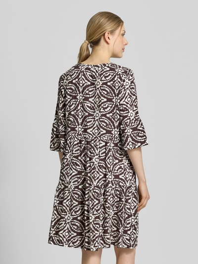 Frauenmodel trägt Regular Fit Minikleid aus reiner Viskose mit Kachel-Print von Christian Berg Woman Selection, Tailliert, Halbarm, Ganzkörperansicht Rückansicht.
