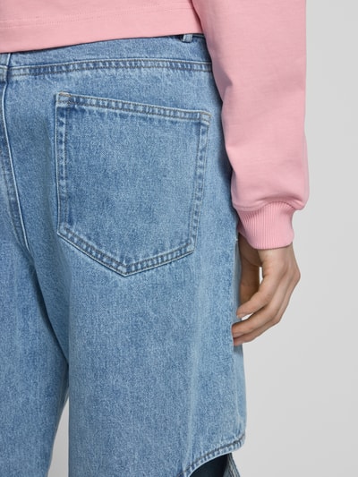 Frauenmodel trägt Wide Leg Jeans mit Cut Out von Karo Kauer aus reiner Viskose, mittleres Blau, 5-Pocket-Design, Detailaufnahme Hüfte.