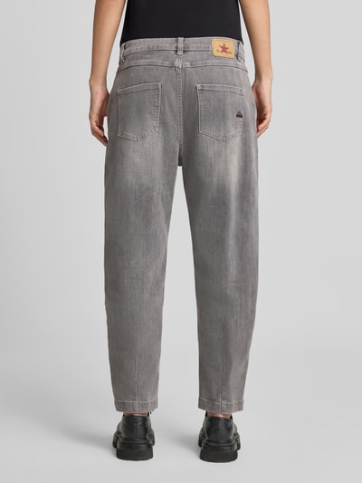 Frauenmodel trägt Regular Fit Barrel Jeans aus Baumwoll-Mix mit Viskose-Anteil Modell 'Ballon Str Denim' von Buena Vista, grauer Farbton, lockerer Schnitt, Damen Barrel Jeans von Buena Vista, Ganzkörperansicht Rückansicht.
