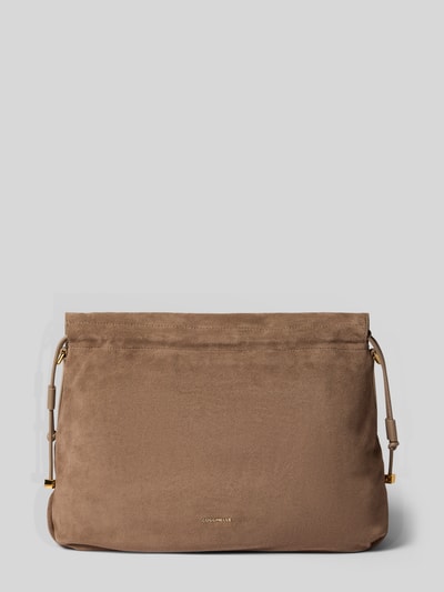 Produktfoto, Crossbody Bag mit Logo-Detail Modell 'Lidia' von Coccinelle in Braun mit abnehmbaren Schulterriemen, glatte Textur, Studiolicht, Damen Crossbody Bag, Maße: 39x31x12 cm, Länge Schulterriemen 110 cm.