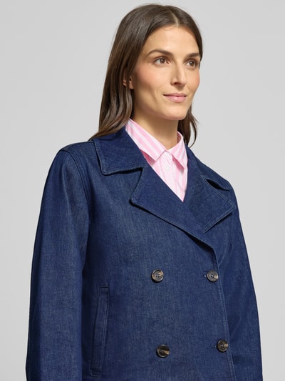 Frauenmodel trägt Jacke mit Knopfverschluss von More & More in Dunkelblau, Baumwoll-Elasthan-Mix, Reverskragen, Nahaufnahme Oberkörper.