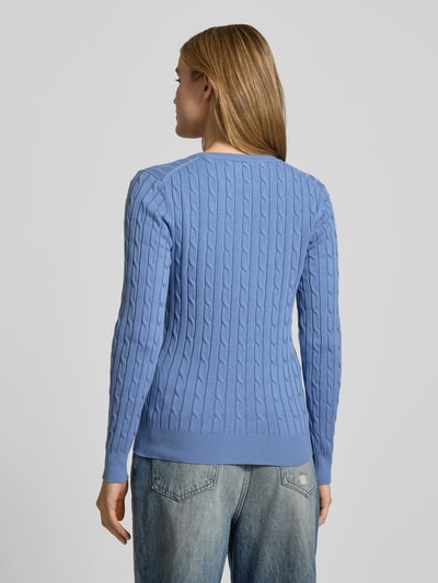 Männermodel trägt Strickpullover mit Zopfmuster und Label-Stitching von Gant, niebieski bawełniany z domieszką stretchu, slim fit, widok z tyłu, Ganzkörperansicht Rückansicht.
