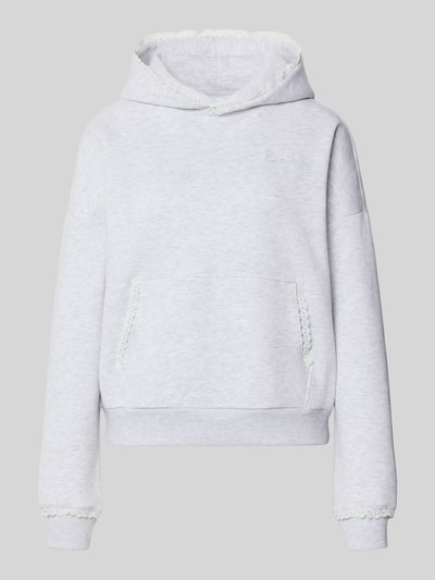 Produktfoto, Relaxed Fit Hoodie mit Baumwoll-Anteil von REVIEW in Hellgrau, Känguru-Tasche, Spitzenbesatz, Logo-Stitching, elastische Abschlüsse.