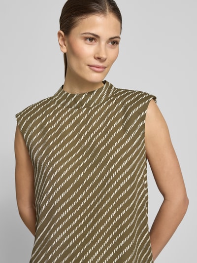 Modelka prezentuje Regular Fit Top mit Stehkragen od comma, wzór w oliwkowe i białe linie, krój bez rękawów, zapięcie na haftkę, długość tyłu w rozmiarze 36: 57 cm, zbliżenie na górną część ciała
