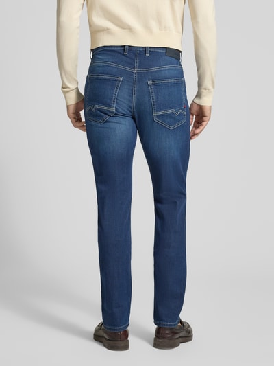 Männermodel trägt Straight Fit Jeans aus Baumwoll-Mix von MAC, blauwe denim met contraststiksels, rechte pijpen, 5-pocket, label-patch, volledige achterkantaanzicht.