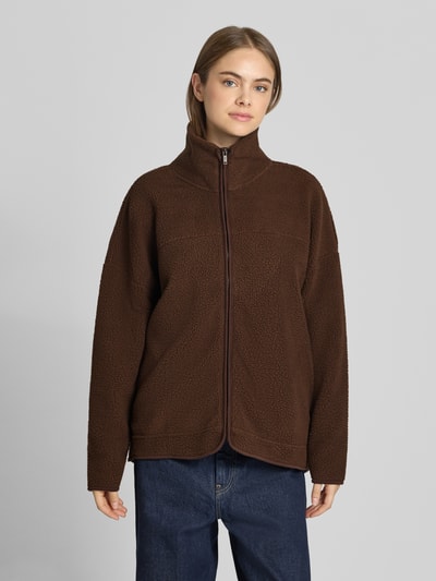 Vrouwenmodel draagt Fleecejacke mit Reißverschluss Modell 'COZY' van NOISY MAY®, bruin teddyfleece, relaxed fit, Ganzkörperansicht van voren.