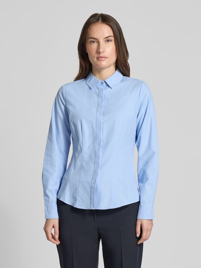 Modelka nosi Hemdbluse mit Knopfleiste Modell 'NETTI' od Soyaconcept, bawełniany materiał, krój slim fit, jasnoniebieska, przód, ujęcie całej sylwetki.