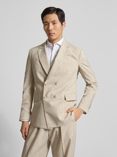 Männermodel trägt Slim Fit Sakko mit Viskose-Anteil und Pattentaschen von CINQUE in Beige mit Reverskragen, 2-reihige-Knopfleiste, Nahaufnahme Oberkörper. Elastischer-Material-Mix laut Kontext.