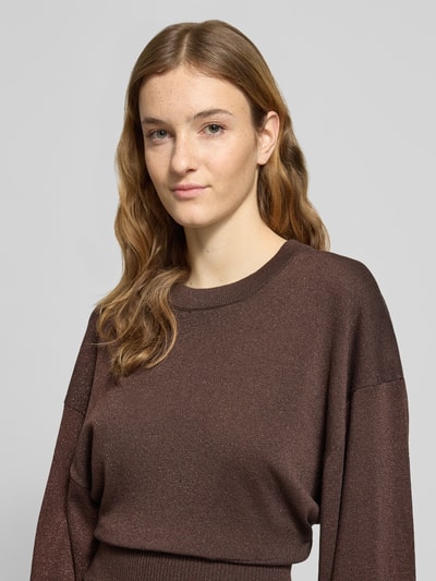 Frauenmodel trägt Regular Fit Pullover aus Viskose-Mix in Strick-Optik von Gina Tricot in Braun, Rundhalsausschnitt, Nahaufnahme Oberkörper.