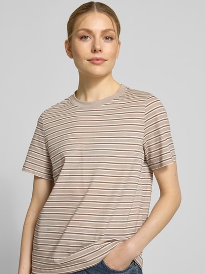 Frauenmodel trägt Regular Fit T-Shirt aus reiner Baumwolle Modell 'PAULINA' von Vero Moda, Optik:Allover-Muster, gestreift, Jersey, Ganzkörperansicht von vorne.