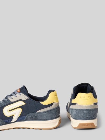 Produktfoto, Sneaker mit Label-Details Modell 'YARD UNION' von Replay, granatowo-żółte akcenty, zaokrąglony kształt, sznurowanie, kontrastowe wstawki, strukturalna podeszwa, wysokość obcasa w rozmiarze 44: 3 cm, wysokość cholewki w rozmiarze 44: 8 cm, szerokość w rozmiarze 44: 10 cm