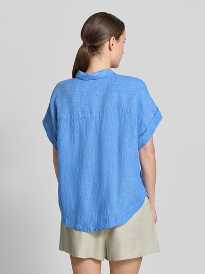 Frauenmodel trägt Leinenbluse mit Knopfleiste Modell 'DOLLY' von 0039 Italy in Hellblau, lockerer Schnitt, Rückenansicht, Kontext: Damen Leinenbluse, reines Leinen, Regular Fit, Hemdblusenkragen, Ärmel mit Aufschlag, Rückenlänge S: 64 cm.