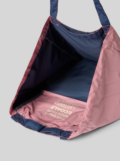 Produktfoto, Shopper mit Statement-Print Modell 'PACHO' von ECOALF in Rosa mit blauen Nähten, offenem Hauptfach, Tragehenkel, glatte Textur, Maße Breite 31 cm, Länge 38 cm, Tiefe 22 cm, Länge Schulterriemen 64 cm
