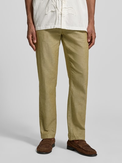 Männermodel trägt Hose mit Leinen-Anteil und französischen Eingrifftaschen von Scotch & Soda, Baumwoll-Mix, gerade Form, Ganzkörperansicht von vorne.