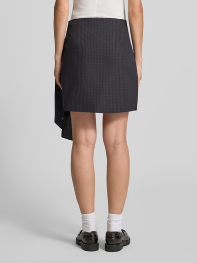 Frauenmodel trägt Körpernaher Mini-Rock aus reiner Baumwolle von Jake*s, feines Karomuster in Dunkelblau und Schwarz, Damen Mini-Rock von Jake*s Casual, Ganzkörperansicht Rückansicht.