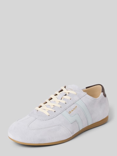 Produktfoto, Sneaker aus Leder Modell 'Sperly' von Gant, jasny szary z beżową sznurówką, zaokrąglony nosek, skóra naturalna, logo, wysokość obcasa 1 cm, wysokość cholewki 7 cm, szerokość w rozmiarze 40: 9 cm, tekstura zamszowa