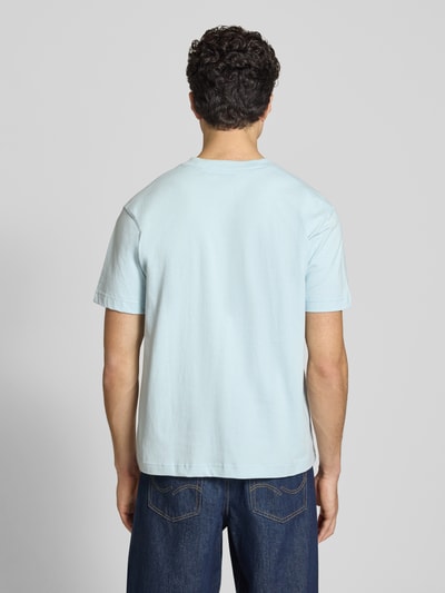 Männermodel trägt T-Shirt mit Label-Stitching Modell 'ACCIANO CLASSIC' von Ellesse, Reine Baumwolle, Gerader-Schnitt, Rückenlänge 67 cm, Ganzkörperansicht Rückansicht.