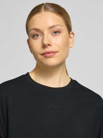 Frauenmodel trägt Comfort Fit Maxi T-Shirtkleid von BOSS Orange, Optik: Unifarben, Passform: Comfort Fit, Ärmellänge: Kurzarm, Nahaufnahme Oberkörper.