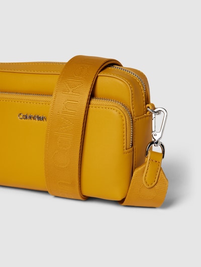 CK Calvin Klein Umhängetasche mit Label-Applikation Gold 3