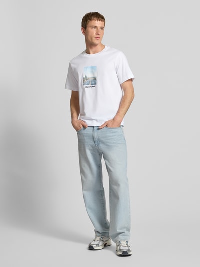 Männermodel trägt wit heren T-shirt met ronde hals van puur katoen, recht model, model 'JORNORREBRO' van Jack & Jones, ruglengte maat M 65 cm, geheellichaamsaanzicht van voren.