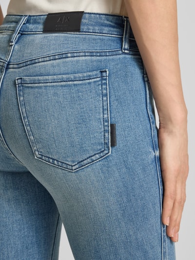 Vrouwenmodel draagt Super Skinny Fit Caprijeans mit Eingrifftaschen van ARMANI EXCHANGE, katoenmix met stretch, used-look, detailopname achterzijde.