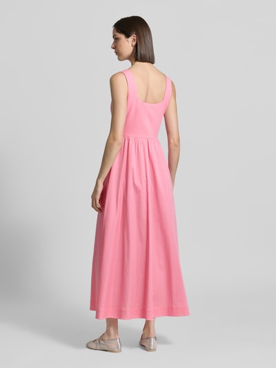 Frauenmodel trägt Midikleid mit Eingrifftaschen von Comma in Rosa, Material-Mix mit Baumwoll-Anteil, A-Linie, Ganzkörperansicht Rückansicht.