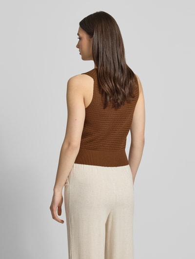 Frauenmodel trägt Regular Fit Pullunder aus reiner Baumwolle von Marc O'Polo Denim, Optik: Unifarben, Lochstrickmuster, Rückansicht.