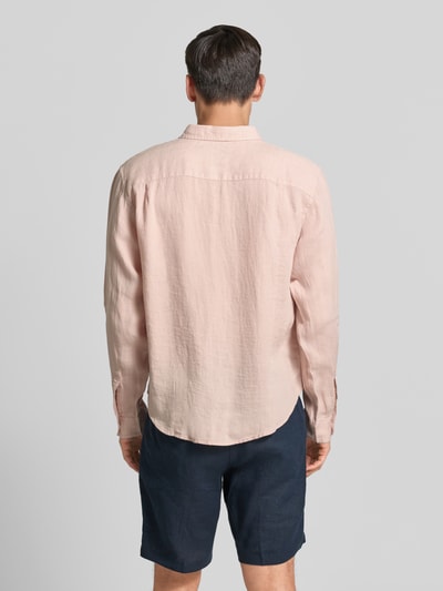 Männermodel trägt Regular Fit Leinenhemd mit Kentkragen von GAP, reine Leinen, helle Farbe, strukturierte Textur, Ganzkörperansicht Rückansicht.