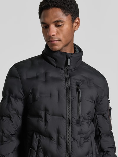 Männermodel trägt schwarze Regular Fit Bomberjacke mit reflektierenden Details von Tom Tailor, Nahaufnahme Oberkörper, Herren Bomberjacke.