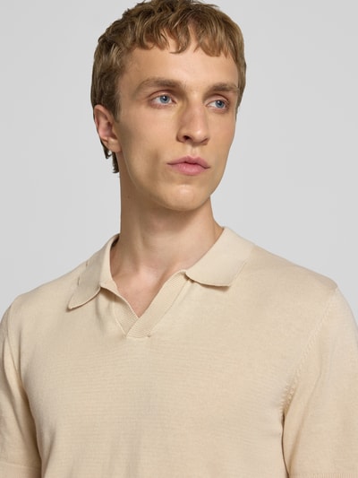 Männermodel trägt Regular Fit Poloshirt in Strick-Optik Modell 'Bray' von Blend, Reine Baumwolle, Kurzärmelig, Nahaufnahme Oberkörper.