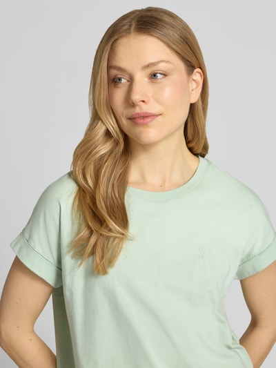 Frauenmodel trägt Loose Fit T-Shirt aus reiner Bio-Baumwolle Modell 'DAARA' von Armedangels in Mintgrün, unifarben, Jersey, Nahaufnahme Oberkörper