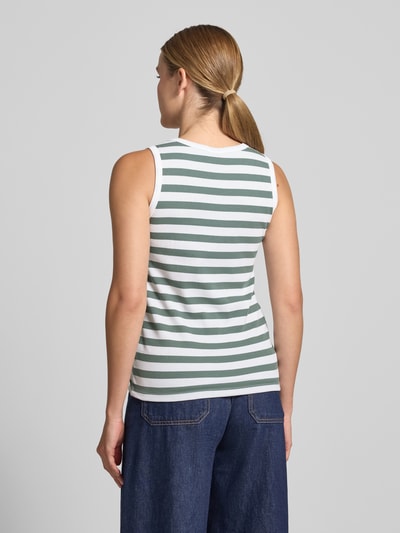 Frauenmodel trägt Slim Fit Top mit Rundhalsausschnitt Modell 'Effy' von FREE/QUENT, grün-weiß gestreift, elastischer Baumwoll-Mix, Ganzkörperansicht Rückansicht.