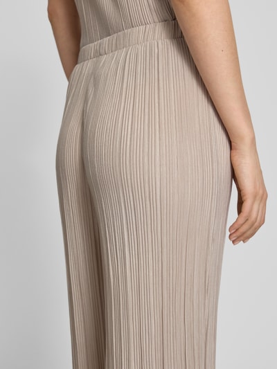 Frauenmodel trägt Wide Leg Hose mit Plisseefalten Modell 'PLISA' von Vila, Material-Mix mit Viskose-Anteil, Detailaufnahme Rückenansicht.