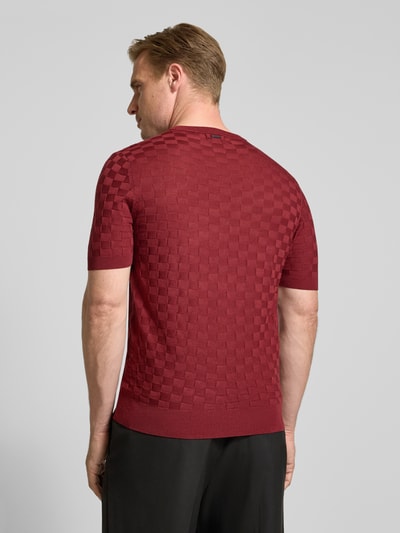 Männermodel trägt Strickshirt mit Struktur-Muster von Antony Morato in Dunkelrot, dezentes Kachelmuster, gerader Schnitt, Ganzkörperansicht Rückansicht.