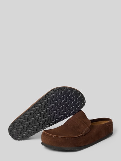 Produktfoto, braune Clogs aus Veloursleder Modell 'Naples Wrapped' von Birkenstock, Abgerundete-Spitze, Schlupfform, Absatzhöhe 2 cm, Schafthöhe 3 cm, Schaftweite 7 cm, glatte samtige Textur, runde schwarze Sohle