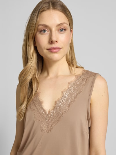 Vrouwenmodel draagt Regular Fit Top met kanten afwerking model 'Bicco' van FREE/QUENT in beige, elastische materiaal-mix, mouwloos, V-hals, detailopname bovenlichaam.
