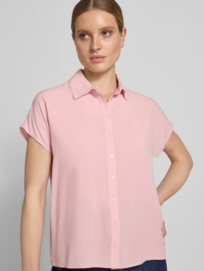 Frauenmodel trägt Relaxed Fit Bluse aus Viskose von Christian Berg Woman in zartem Rosa, mit Hemdblusenkragen, Knopfleiste, Kappärmel, Reine Viskose, Rückenlänge 63 cm, Ärmellänge 17 cm, Ganzkörperansicht von vorne.
