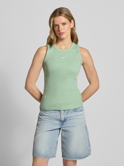 Kobiece modelka nosi top Tanktop in Ripp-Optik mit Logo od Nike z mieszanki bawełny i elastanu, krój slim fit, efekt prążkowania, okrągły dekolt, długość tyłu w rozmiarze S: 55 cm, jasny zielony odcień, gładka tekstura, przód, widok całej sylwetki.