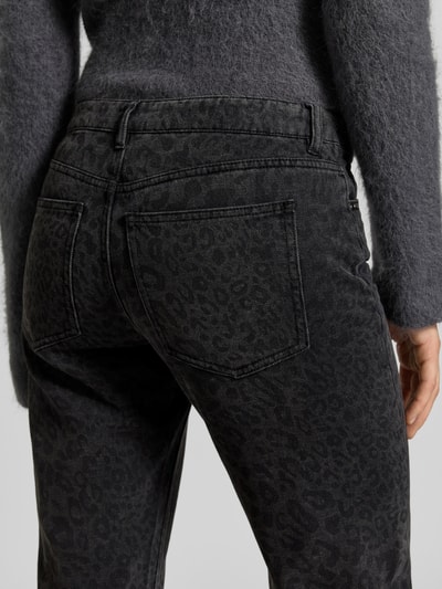 Vrouwenmodel draagt Boot Cut Fit Jeans aus Baumwoll-Mix van Juvia met luipaardpatroon in grijszwarte tinten, detailopname rugzijde, katoen-viscose mix, bootcut fit, 5-pocket design, 7/8-lengte, taillewijdte maat S 41 cm, binnenbeenlengte 64 cm.