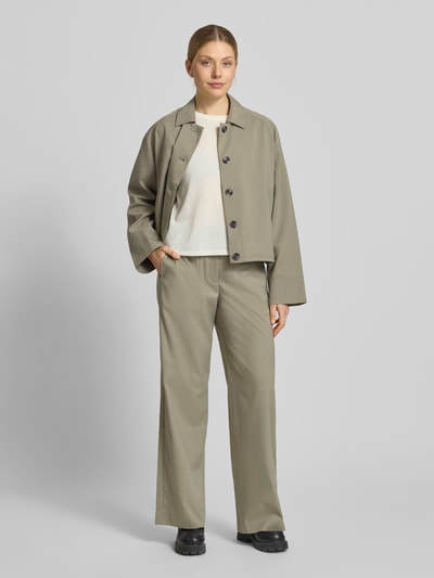 Frauenmodel trägt Hose mit elastischem Bund Modell 'SATOVA' von Samsøe Samsøe in Beige, weites Bein, Material-Mix, Ganzkörperansicht von vorne.