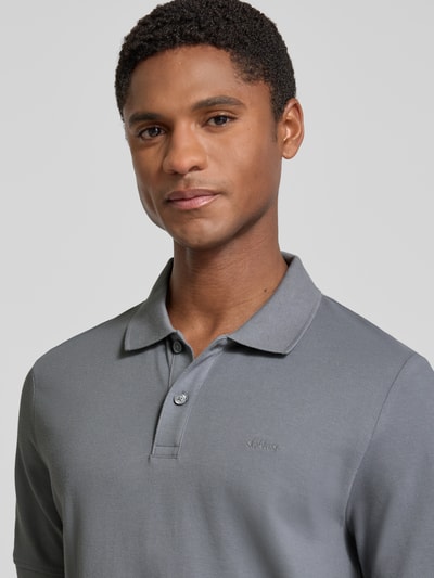 Mężczyzna nosi Regular Fit Poloshirt aus reiner Baumwolle von s.Oliver RED LABEL, szarość, struktura gładka, detal górnej części, zbliżenie na klatkę piersiową