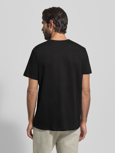 Männermodel trägt T-Shirt mit Rundhalsausschnitt im 2er-Pack Modell 'ComfortS' von BOSS, unifarben, reine Baumwolle, Rückansicht