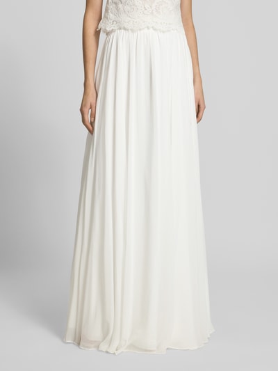 Kobiece modelka nosi Maxirock aus Chiffon mit Reißverschluss od Luxuar, biała A-linia, lekko połyskujący, lejący materiał, Szerokość w rozmiarze 36: 34 cm, długość całkowita 125 cm, widok całej sylwetki z przodu.