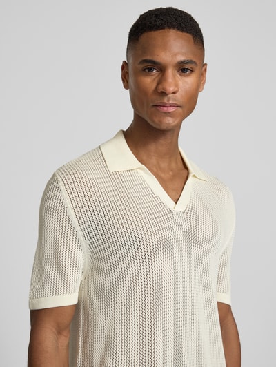 Männermodel trägt Slim Fit Poloshirt mit V-Ausschnitt von Antony Morato aus Baumwoll-Modal-Mix in Creme mit 1/2-Arm, Nahaufnahme Oberkörper. Rückenlänge bei Größe M: 75 cm.